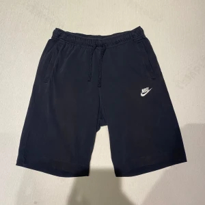 Nike shorts - Svarta Nike shorts i mycket bra skick. Inga hål eller andra defekter. Dom är perfekta för sommar och säljer de då de inte passar mig längre. 