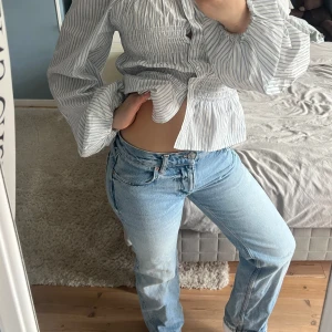 Ljusblå raka jeans - ljusblå jeans med vid/rak passform och klassisk femficksdesign. Jeansen stängs med knapp och dragkedja. Perfekta för en avslappnad och stilren look.