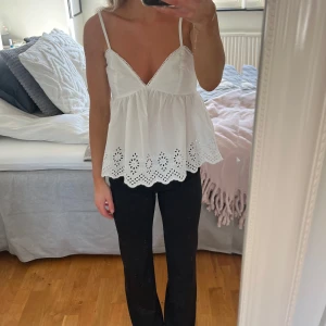 Vit broderad linnetopp med spetsdetaljer - Super fin topp, nästan aldrig använd🤍