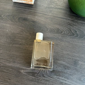 Burberry Her London Dream 100ml - 100ml vår/sommardoft. Har använts kanske 2ggr? Så flaskan är så gott som full!