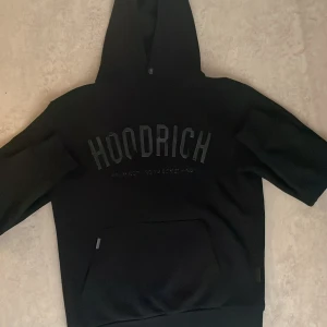Hoodrich Tröja - En hoodrich tröja som är i perfekt skick. Har inte använts så mycket. Perfekt för vintern!