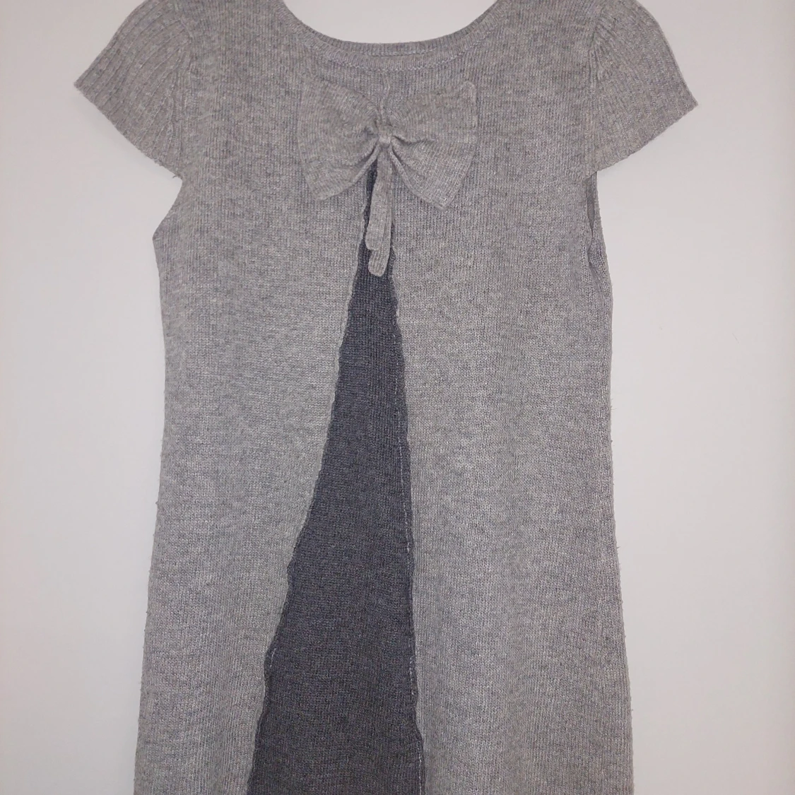 Grå stickad klänning med rosettdetalj