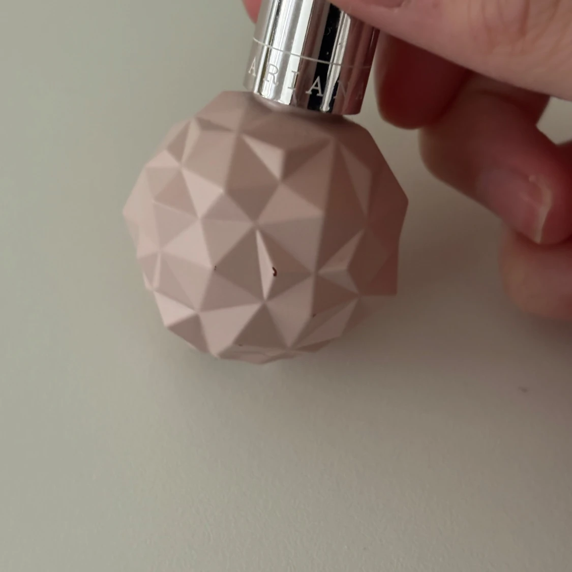Parfymflaska i ljusrosa geometrisk design - 1