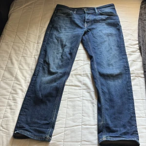 Jeans från Jack & Jones - Säljer ett par klassiska blå jeans från Jack & Jones (Mike). Stl 30/30
