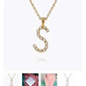Caroline svedblom bokstav halsband - Säljer mitt bokstavs halsband, i den storleken lilla storleken i guld. Skriv för egna bilder original pris 700
