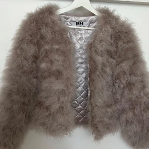 Fjäderjacka i beiget DM (Dennis Maglic) - Fjäderjacka i beiget/sandfärgat från DM. (Dennis Maglic). I storlek XS. Nyskick. 