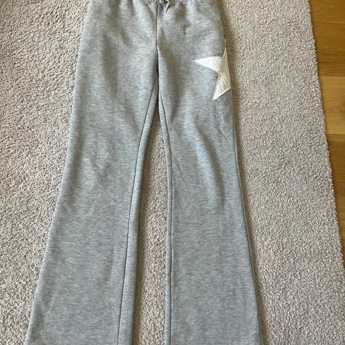 Grå mjukisbyxor med vit stjärna från Kappahl