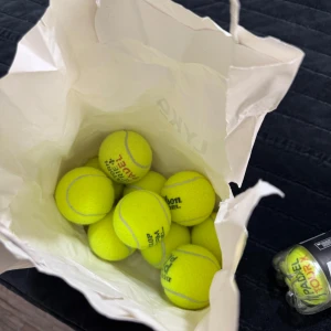 Padelbollar Babolat Padel Tour - Säljer ett gäng padelbollar från Babolat, modell Padel Tour. Bollarna är gula och kommer både lösa i en påse och i ett oöppnat rör. Perfekta för padelmatcher och träning. 13st