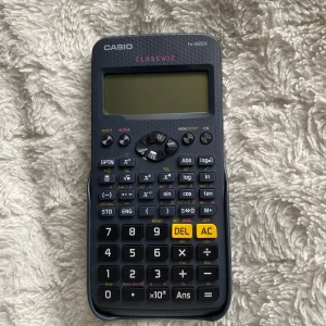 CASIO fx-82EX CLASSWIZ miniräknare - Säljer en svart miniräknare från CASIO, modell fx-82EX CLASSWIZ. Den har stor display, många funktionsknappar och tydliga symboler. Har använt en gång på en tenta. 