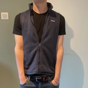 Patagonia väst  - Marinblå patagonia väst i ett bra skick, kanske lite nopprig, Storlek S jag är 180