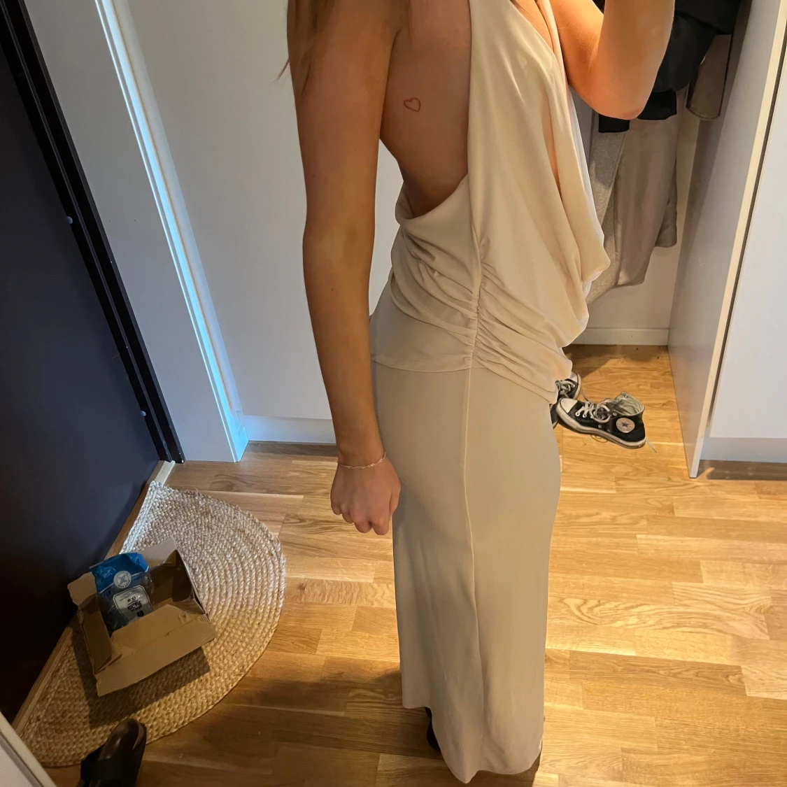 Beige långklänning med draperad front - 1