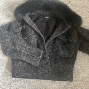 Meotine jacka - Meotine jacka med pälskrage💕 Mycket fint skick, det enda är att saken man hänger fast den med har lossnat från fästet på ena sidan (se bild 2) Men det går nog lätt att fixa!💘Annars inga defekter. Strl xs/s
