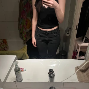 Svarta bootcut jeans från Lager 157 - Säljer ett par svarta bootcut jeans från 157. Jeansen har en låg midja, klassisk femficksdesign och är tillverkade i denim. Snygg passform med utsvängda ben och diskreta sömmar. Perfekta till sneakers eller boots. Jeansen är sprillans nya, då jag köpte fel storlek. Behöver få bort innan 20 Juni pga flytt. 