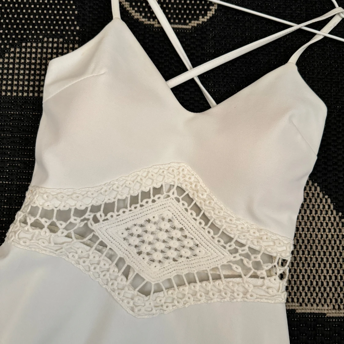 Vit klänning med spetsdetaljer och smala axelband - 1