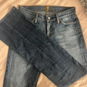 Blå jeans från 7 For All Mankind - Säljer mina blå jeans från 7 For All Mankind. Innerbenslängden är ca 78cm, midjemåttet ca 35 rakt över, fråga om de finns fler frågor!