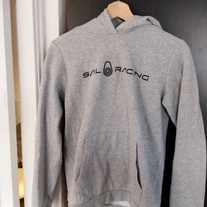 Sail racing Hoodie Grå - Sail racing hoodie grå storlek 160 använd några gånger men inga tecken på användning. 