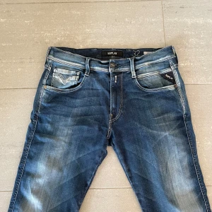 Replay Anbass jeans  - Säljer nu dessa Replay Anbass jeans, skriv för fler bilder/frågor🙌🏼