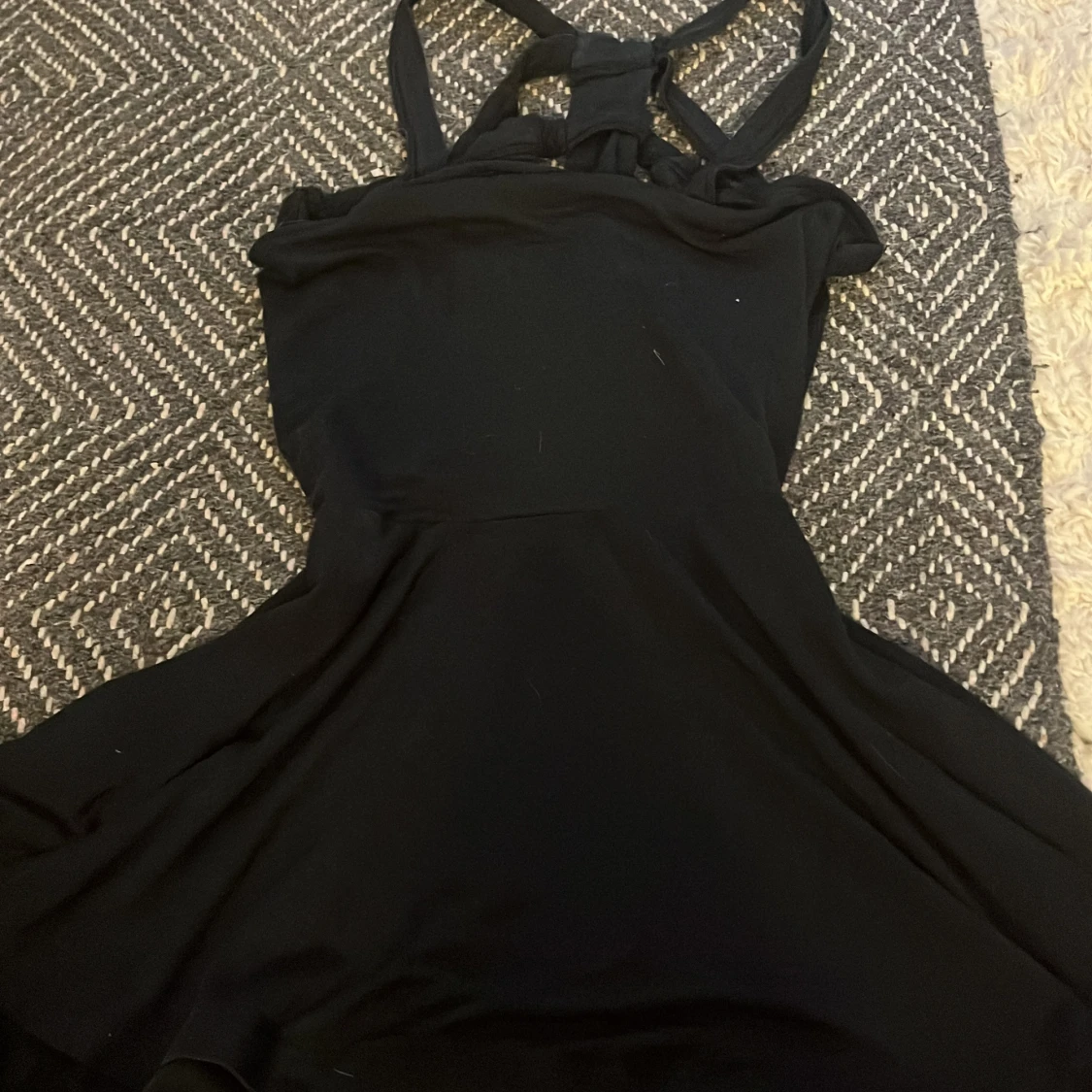 Svart kort klänning med korsade axelband från Chiara Forni - 2