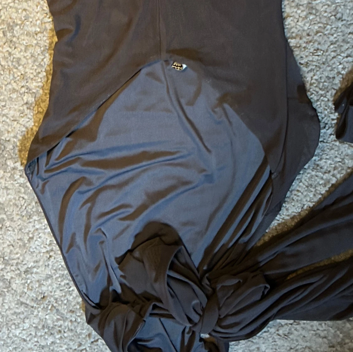 Mörkgrå långklänning från ASOS DESIGN - 1