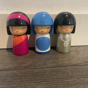 Skincity Kokeshi dockor paket - Tre unika och eftertraktade Kokeshi dockor i olika mönster och färger. Styckpris:70kr paketpris:200kr