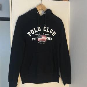 Svart hoodie från Polo Club - Hej! Säljer denna hoodien då den är för liten och fick den som en gåva, helt ny och aldrig använd etiketten finns också tveka inte på att höra av er.