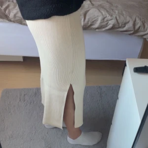 Medellång kjol  - Ribbad kjol från Zara ⭐️Stolek M men passar mig som brukar ha S!! Fint skick 💗