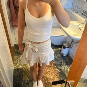 Beige kjol från Zara - Jag säljer en beige kjol med inbyggda shorts från Zara. Den har även dragkedja på sidan. Väldigt smidig att röra sig i och passar perfekt nu till sommaren.