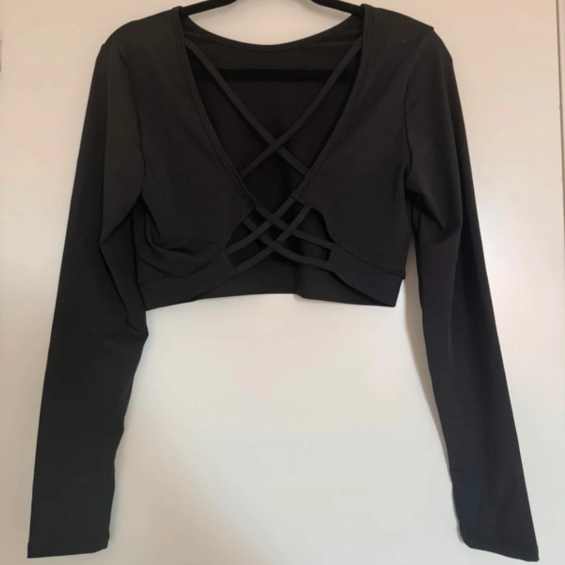 Svart croppad topp med snörning från SHEIN - 1