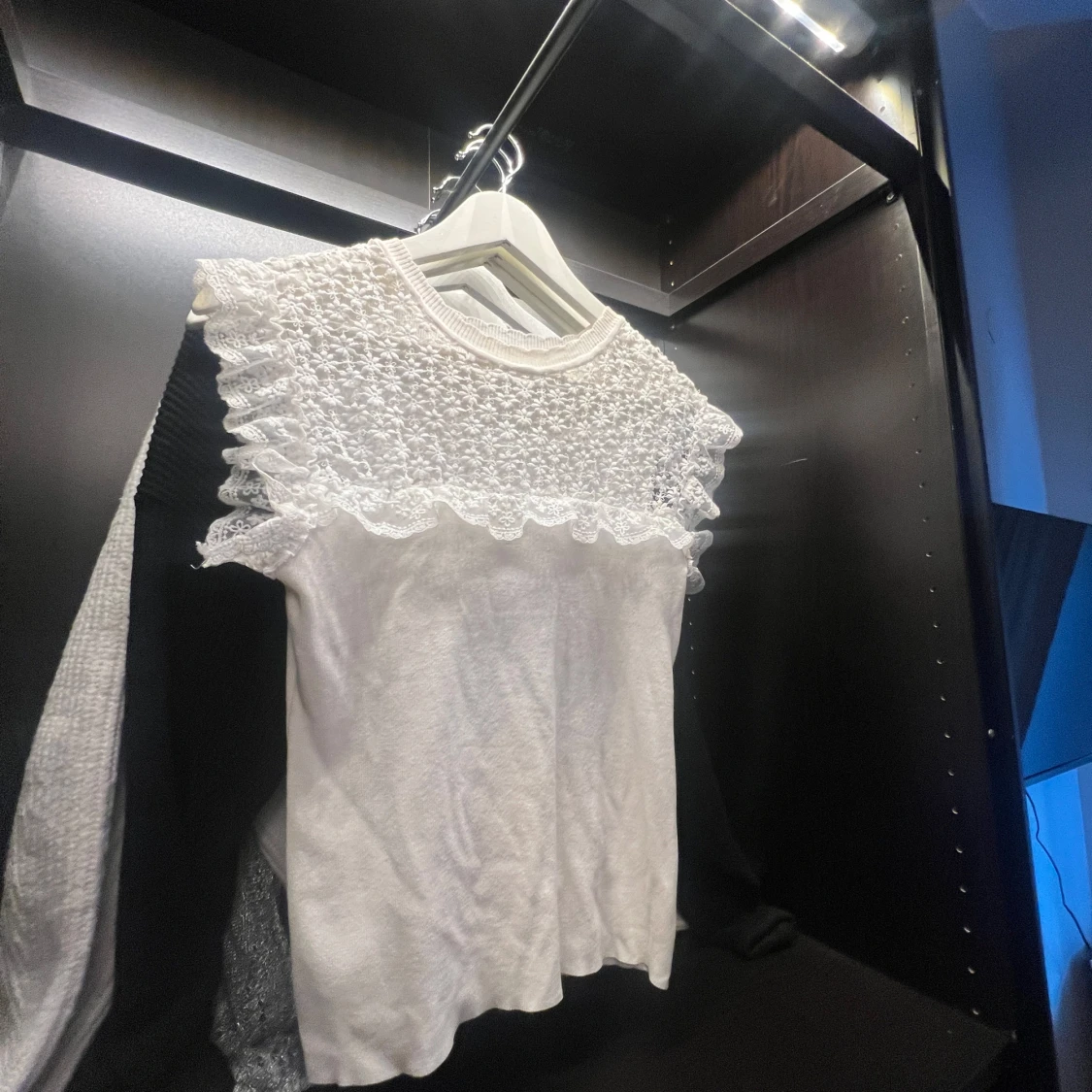 Vit blus med spetsdetaljer - 1