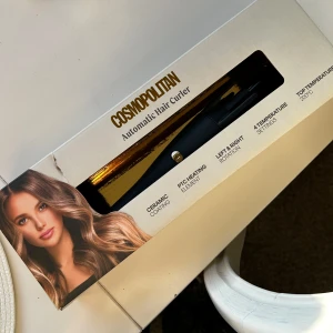 Cosmopolitan Automatic Hair Curler - Automatisk locktång från Cosmopolitan med keramisk beläggning och PTC-värmeelement. Har roterande funktion åt både vänster och höger samt fyra temperaturinställningar upp till 230°C. Snygg svart och guldig design, perfekt för att skapa lockar enkelt. Den är lite för komplicerad för mig så tror någon annan som är bättre på hår än mig hade uppskattat den🥰