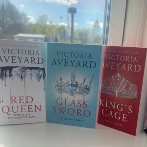 Red Queen-serien av Victoria Aveyard (3 böcker) - Säljer de tre första böckerna i red Queen serien(på engelska)  Böckerna är i nytt skick men kings cage har en liten rubbning på ena kanten
