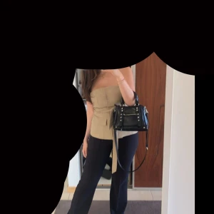 Svarta högmidjade byxor - Snygga svarta byxor med hög midja och bootcut. Nypris 650 sälj för 450, kan fraktas men även mötas upp i Stockholms området 