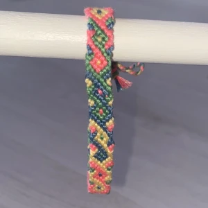 Kompis Armband - Ett fint handgjort armband i fina färger: rosa, grön, gul och mörk blå. 💋 Finns endast 1 armband tillgängligt i denna färg och mönster! ❗️kontakta innan köp, Swisha privat för billigare pris (inget köpskydd)❗️