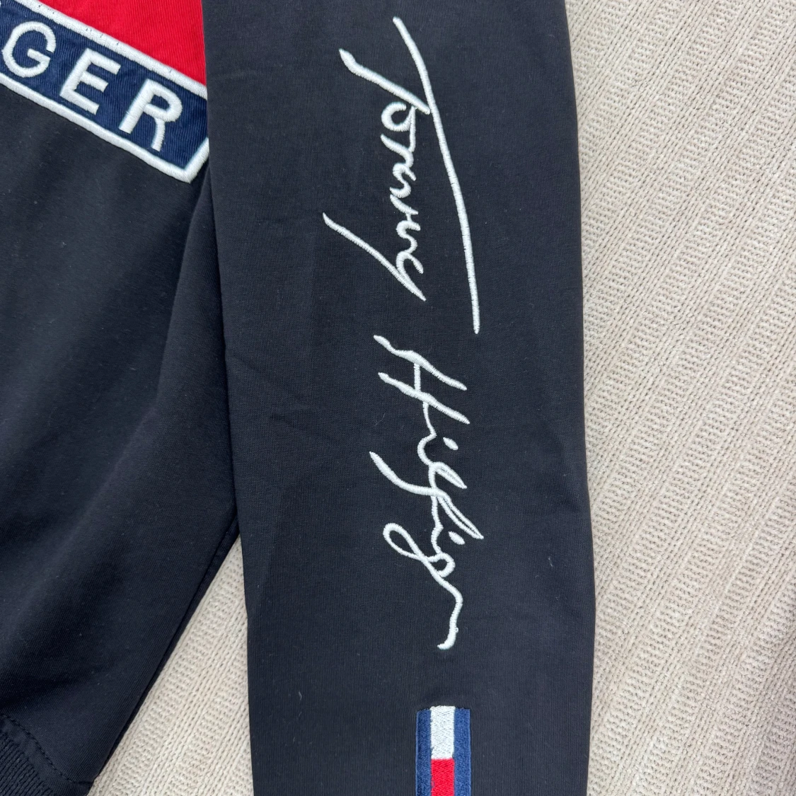 Svart sweatshirt från Tommy Hilfiger