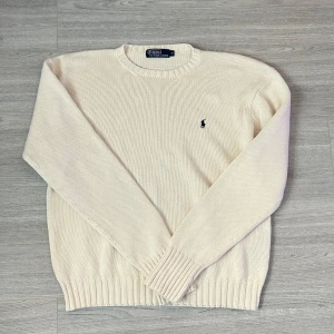 Ralph Lauren tröja  - Ralph Lauren tröja | Skick 9/10 | Size - M | Fraktar via postNord eller instabox på köparens bekostnad | Hör av dig vid minsta frågor eller funderingar // LuxeCloset