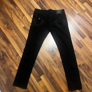 Svarta true religon  - Säljer ett par svarta true religons med snygga broderade detaljer på bakfickorna och raka ben. Pris kan diskuteras 