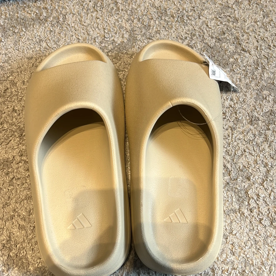 Beige Yeezy Slides från Adidas - 2