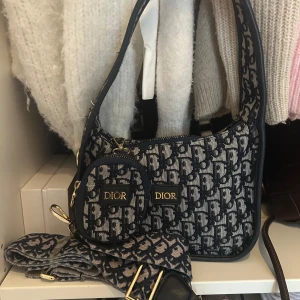  A kopia dior väska  - Den finaste ”dior” väskan någonsin! Super fint skick utan att det inte finns någon dragkedja på väskan. Kom gärna med bud 🩷💕