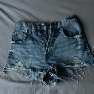 Jeansshorts  - Jätte fina och trendiga jeansshorts från zara