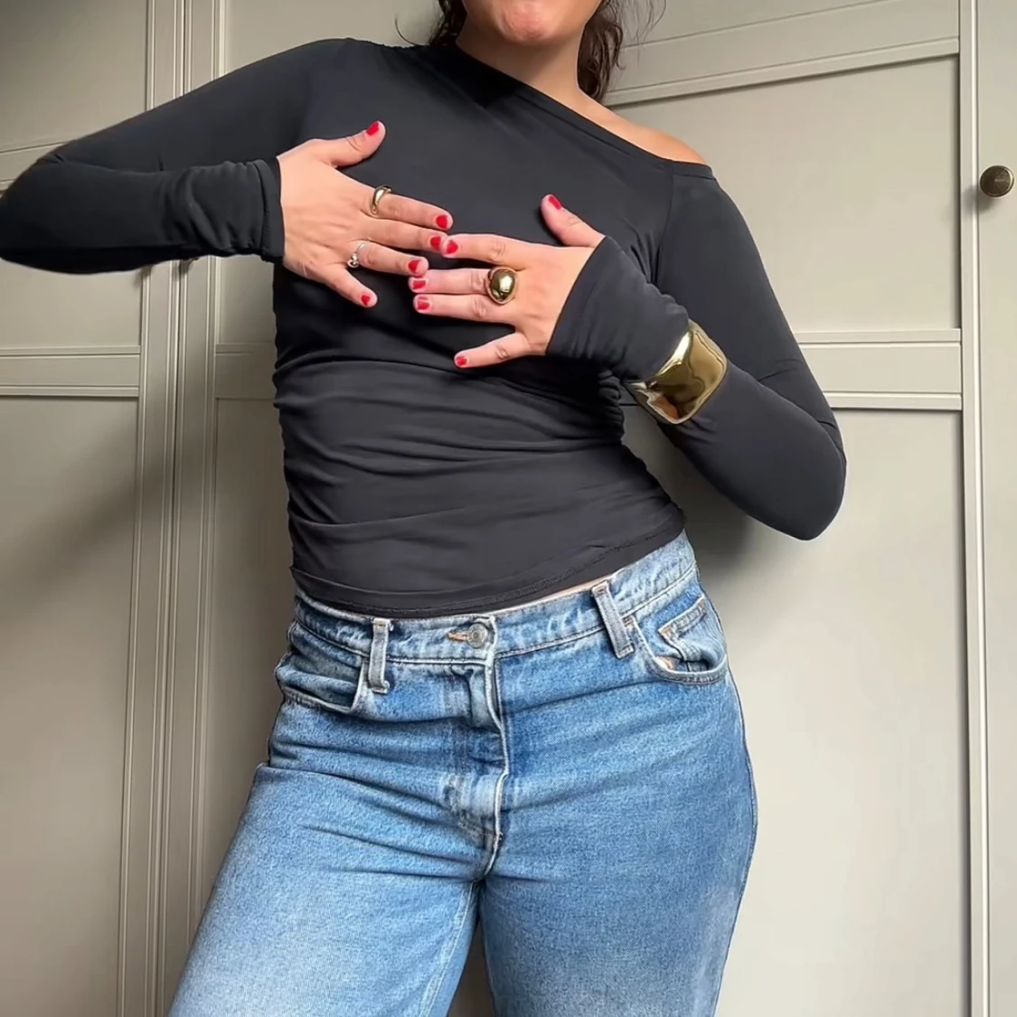 Mörkgrå långärmad oneshoulder-top