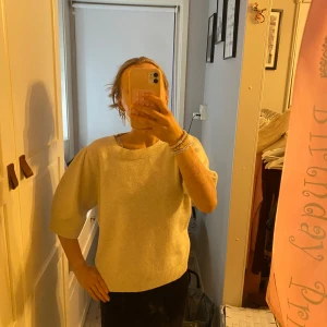 Beige stickad tröja från ONLY - Säljer en beige stickad tröja från ONLY med korta puffärmar och rund halsringning. Aldrig använd