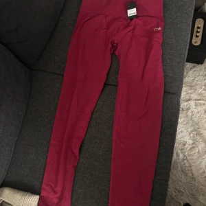  tights från ICANIWILL - Säljer ett par  tights från ICANIWILL med hög midja och tight passform. Perfekta för träning och har en diskret logga på höften. Mjukt och stretchigt material som sitter skönt mot kroppen.PRISET GÅR ATT DISKUTERA 