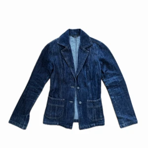 Mörkblå jeansjacka från Sisley - En av mina statement pieces, snygg mörkblå jeansjacka från Sisley. Perfekt för en snygg look. Jackan går in något i midjan så att den formar sig för kroppen. Storlek s.