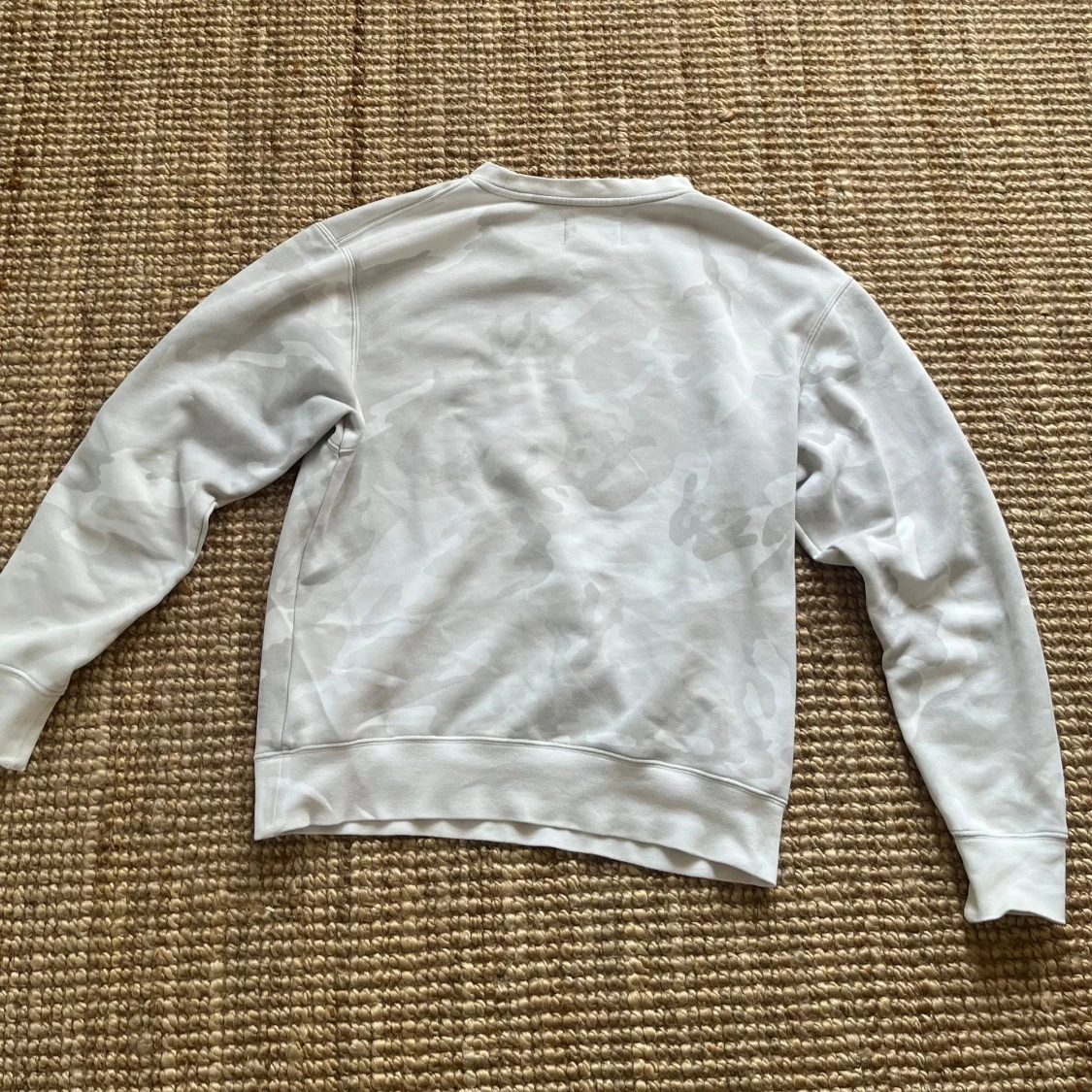 Vit camomönstrad sweatshirt från Jordan - 2