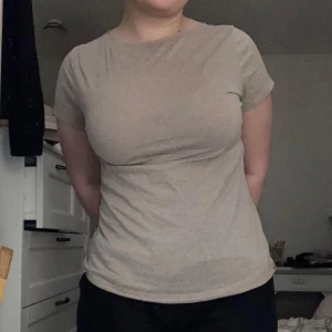 Beige t shirt - Beige T-shirt. Jätte mjuk och skön, har mycket stretch. Vet ej märke.