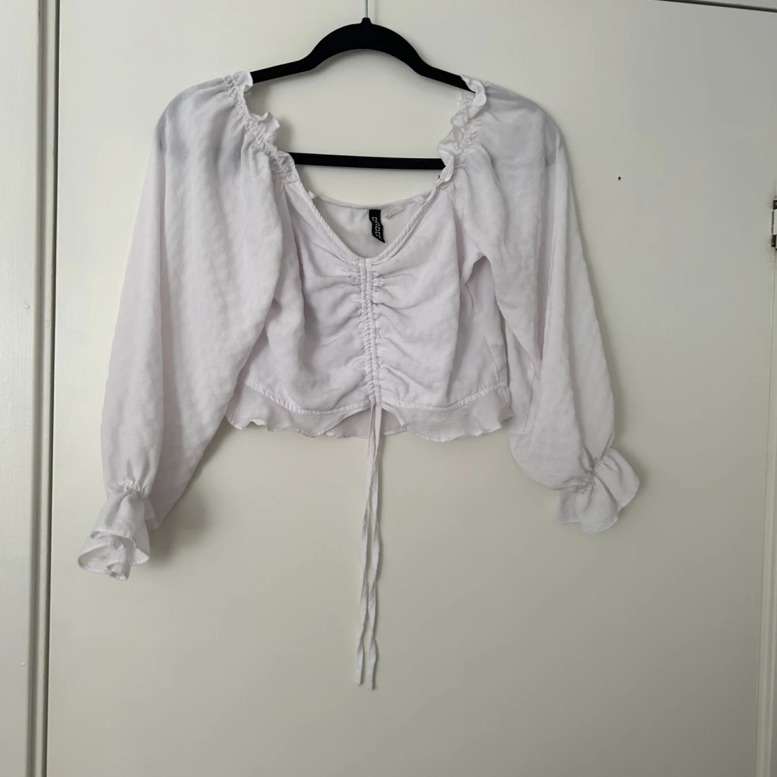 Vit croppad blus med knyt