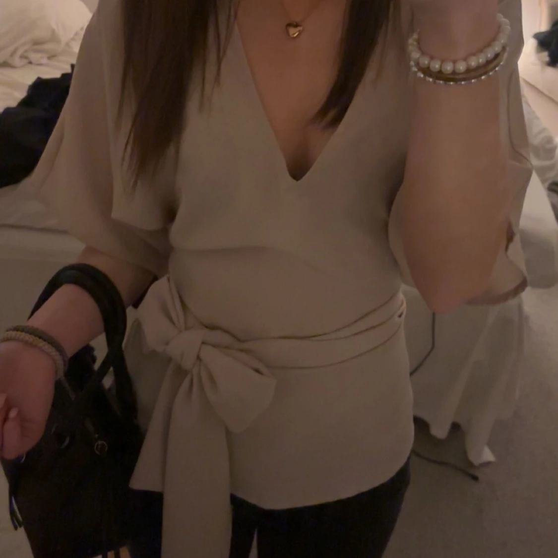 Beige omlottblus med knyt 