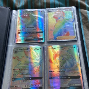 Pokémonkort i samlarpärm - Säljer en samlarpärm fylld med Pokémonkort, bland annat GX- och V-kort exempel Lycanroc GX, Gardevoir V, Pikachu GX och fler. Korten har färgglada motiv och är placerade i plastfickor i en svart pärm. Perfekt för samlare eller Pokémonfans 🙃Säljer pga jag samlar inte Pokémonkort längre. ‼️‼️KONTAKTA OM DU BEHÖVER SE TYDLIGARE BILD PÅ KORT ELLER VILL KÖPA SPECIFIKT KORT‼️‼️ (Psst, du kan få alla 3 VMAX korten för 190 istället för 70kr styck) 