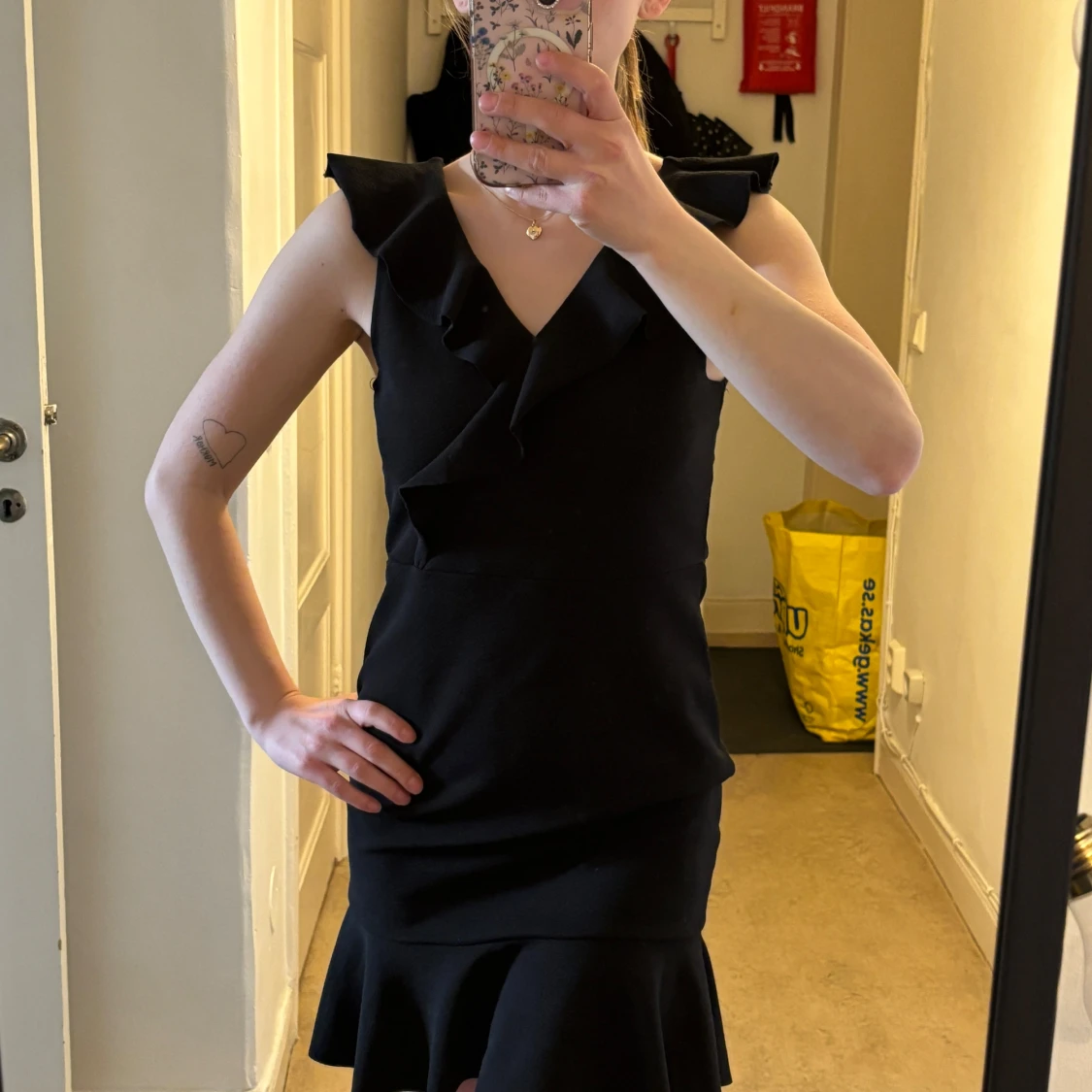 Svart volangklänning från ELA - 1