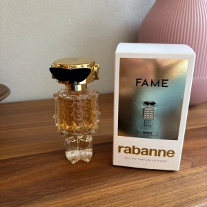 Fame Intense Eau de Parfum, Rabanne - 30 ml FAME rabanne intense. Endast testad därav mycket bra skick och nästintill ny💗 Köpt för 965 kr på kicks, kartong ingår.